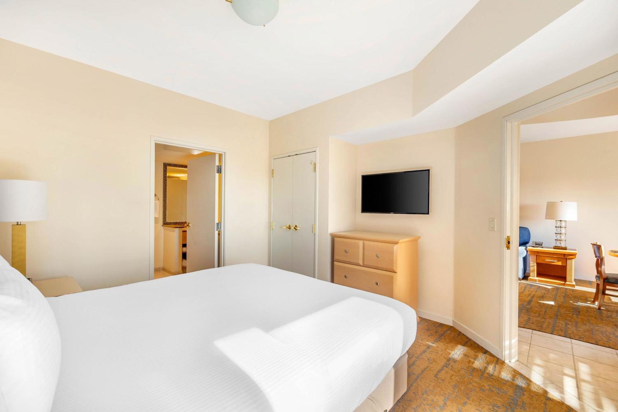 1 BEDROOM 1 KING DELUXE SUITE ACCESSIBLE TUB